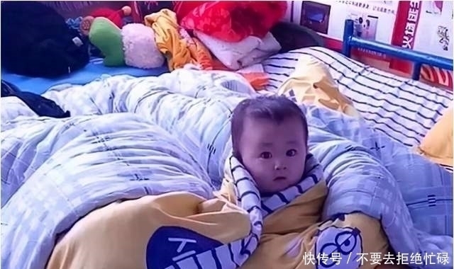 宝妈|“不靠谱”妈妈带娃午睡，不料先把自己哄着，孩子的小表情太暖心