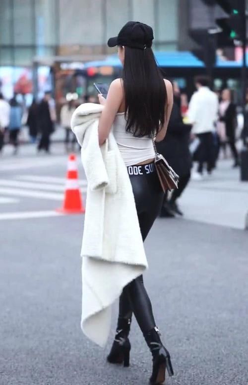 紧身裤|美女穿紧身裤出门秀腿,走在街上是一道靓丽的风景线