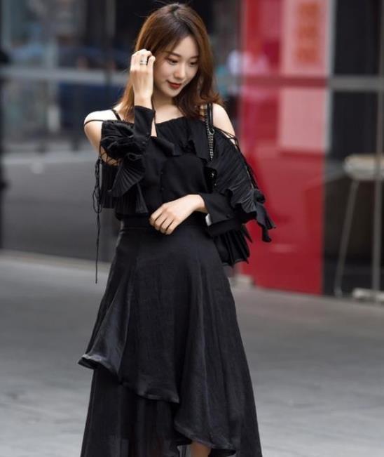 街拍：面容姣好的时尚小姐姐，黑色的连衣裙显优雅大方淑女风