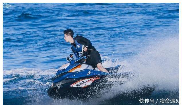 黄轩当店长的综艺，节目形式像《中餐厅》，首期嘉宾王一博变话痨