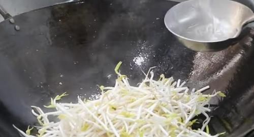醋溜绿豆芽这样炒，做出来之后，清脆爽口，酸辣适中，全家都爱吃