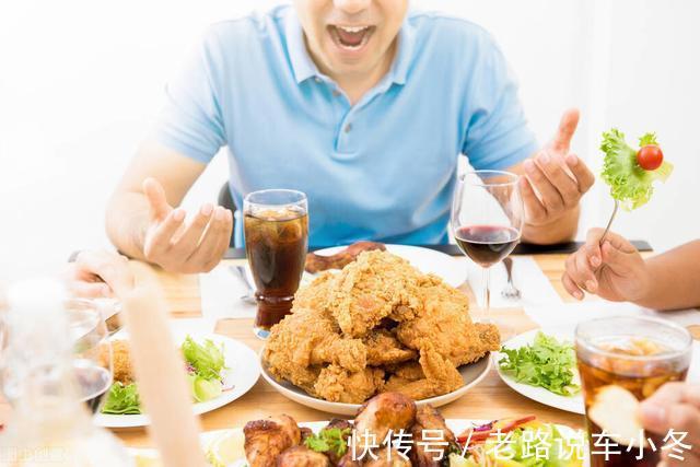 多喝|对胃伤害很大的习惯，不是不吃早餐，而是这件事，你或许经常做