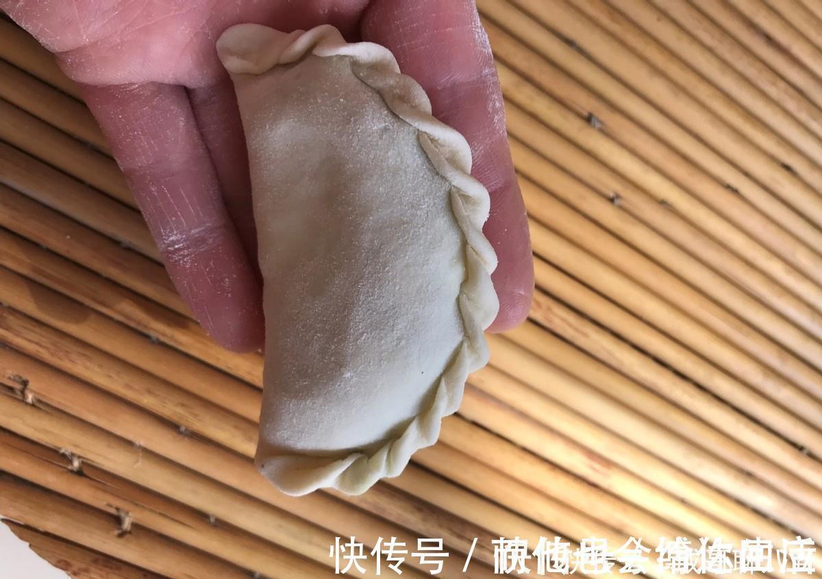爱吃韭菜盒子的看过来，学会这个做法就够了，个个薄皮大馅真美味
