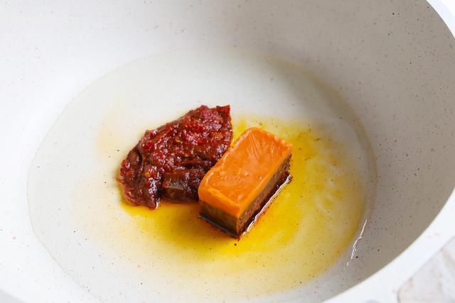 麻辣香锅在家也能做，步骤简单，食材丰富，比点外卖实惠多了