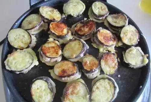 老爸煎“茄盒”，不放一滴油，外酥里嫩超入味，给肉都不换！