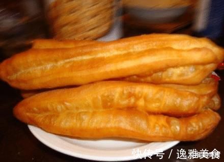 八旬奶奶的炸油条方法，用泡打粉，小苏打全错，用“它”金黄酥脆