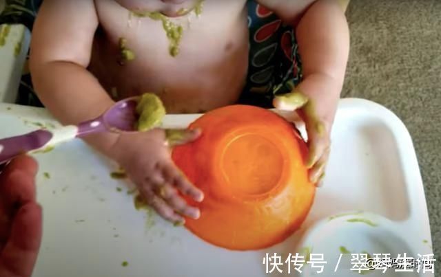 宝宝|宝宝自己吃饭有多可怕,就像用食物洗了个澡,可有谁懂妈妈的辛苦