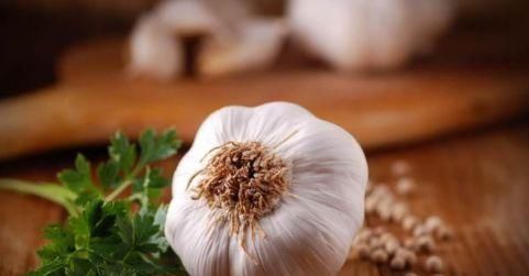 大蒜加一宝,坚持吃上8天,清除血管垃圾,远离三高和心脏病