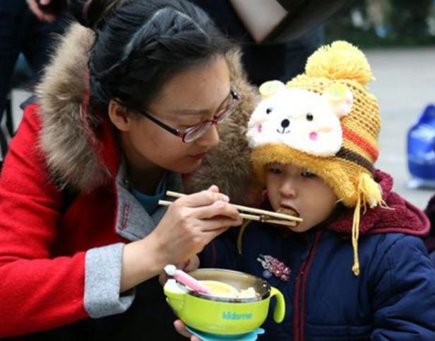 婴儿|孩子在三岁之前，这几种辅食不可以吃，不仅没营养，还影响发育