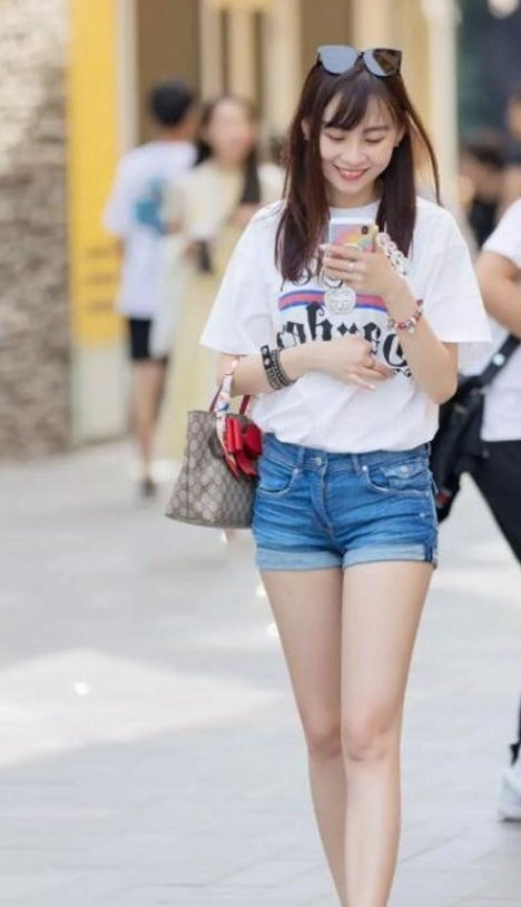 街拍清爽好看的紧身打底裤美女,搭配时尚自然,穿出不同的感觉