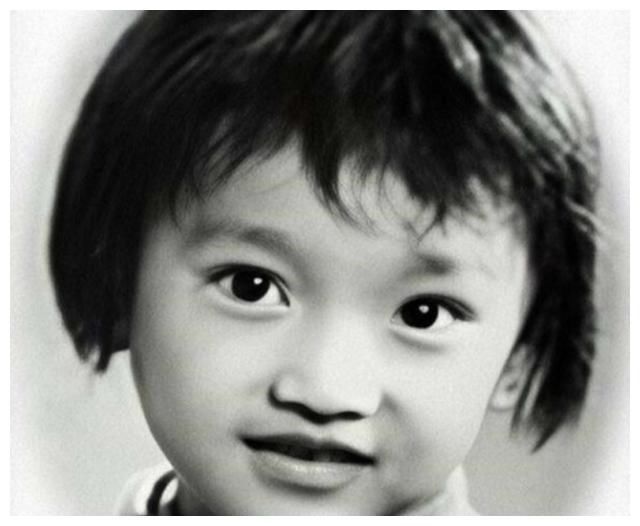 周公子|周迅童年照曝光，面庞清秀有灵气，身材比例优越漫画腿羡煞旁人