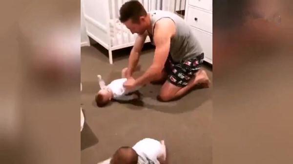 新手|新晋奶爸为俩娃穿衣火了,被网友纷纷调侃:两只手抓不过来要急死