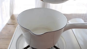 奶油焦糖布丁,1袋牛奶和少许糖,锅里简单一煮就成功