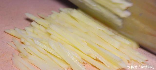 土豆丝里打两个鸡蛋,没想到这么好吃,我家一周做3次!