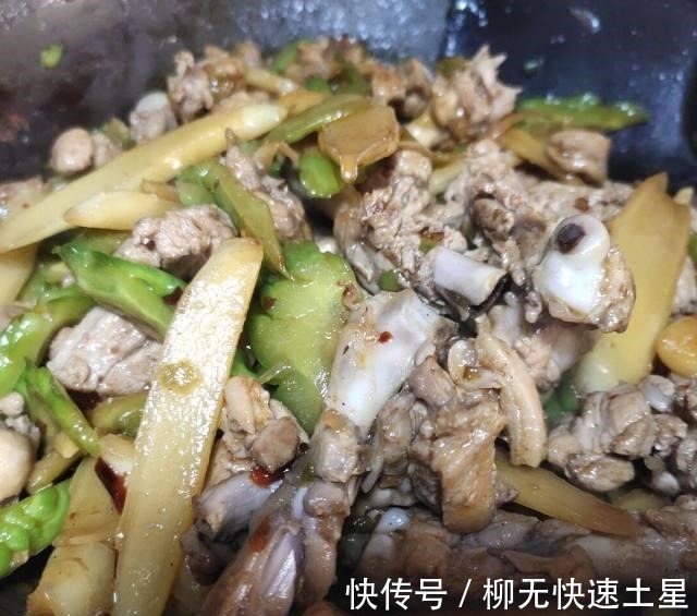 美食天下|鸭肉烧苦瓜，家常小炒，美味可口！