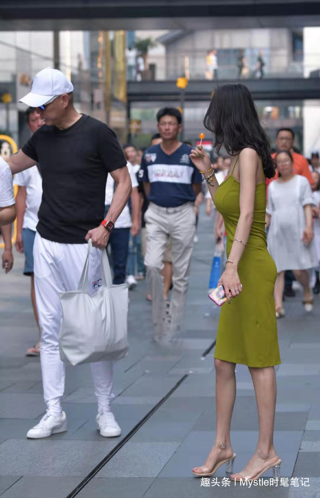 穿搭 想要让日常穿搭美美的,那就来点牛油果绿色的裙子,简单又显气质