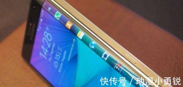瀑布屏|曾经被大家“追捧”的曲面屏和瀑布屏,为什么突然不火了,内行人一语道破!