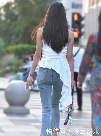 吊带|牛仔裤搭配吊带,百搭又显时髦,展现女性的温柔气息