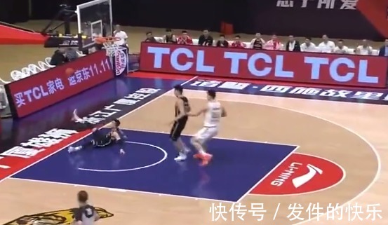 起跳|搞笑！球迷提問最喜歡什么動作？郭艾倫：三分線起跳胯下扣籃