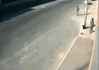 |GIF搞笑趣图:幸亏有一个电线杆,要不然就惨了!是有仇吗?