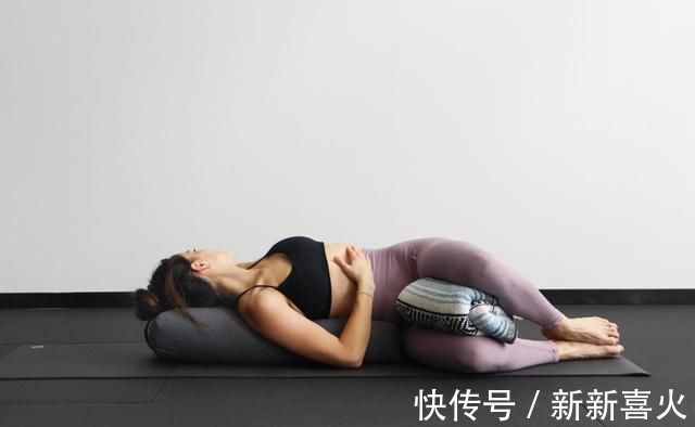 枕头|感觉很累试试恢复性瑜伽，在家也可以练习，超简单