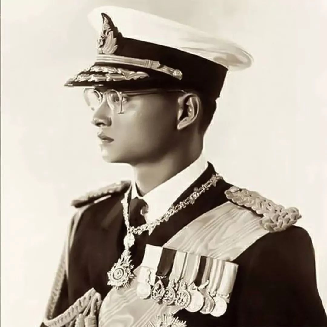 爱情故事$晚年诗丽吉低下了高傲的头,对丈夫牵手揽腰又献花,泰王被撩蒙了