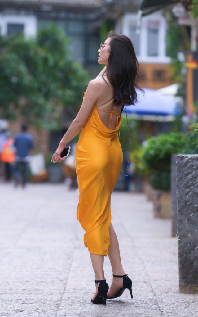 时尚感 30岁的女人，穿紧身裙是真的美，气质优雅迷人，时尚感让人羡慕