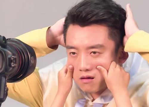 跑男家族被小女孩捏脸，郑恺一脸嫌弃，蔡徐坤的反应却尽显宠溺