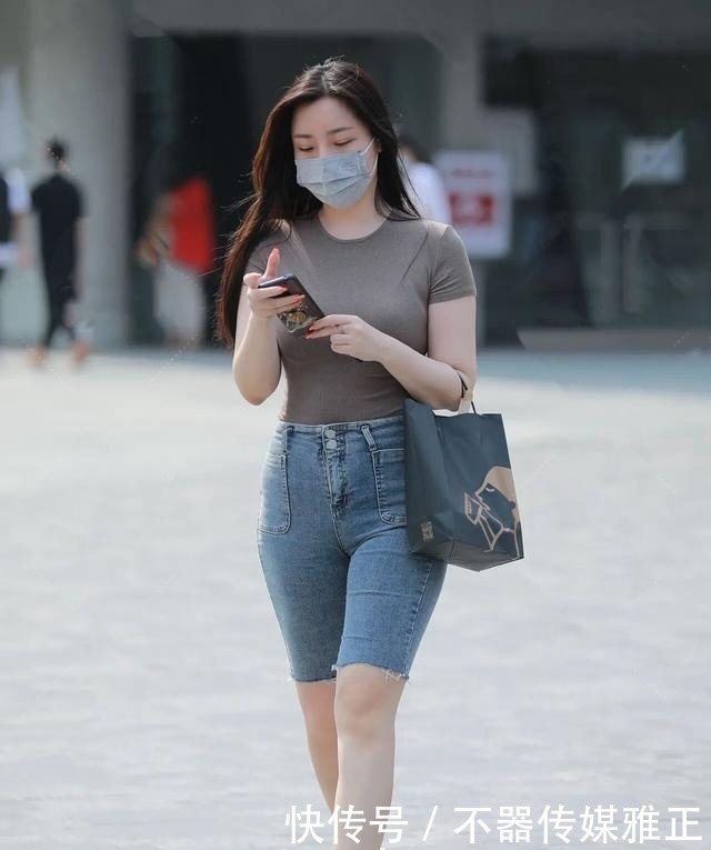 牛仔|牛仔连衣裙内搭白色T恤，清爽有活力，少女感十足
