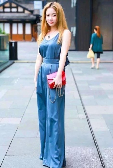 街拍:亭亭玉立的美女,身穿蓝色套装,尽显完美好身材