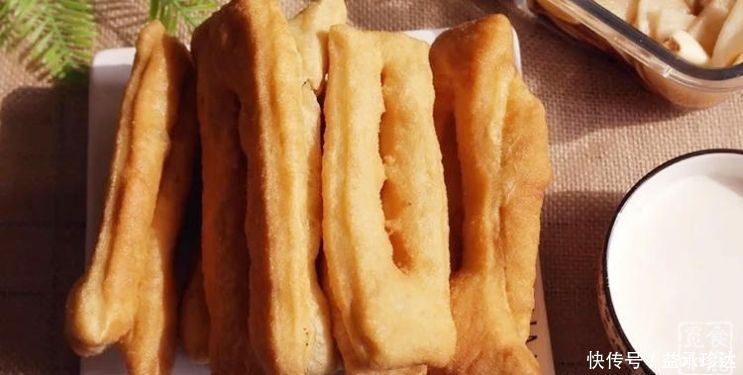 油条不用出去买,简单几步教你在家炸油条,蓬松酥脆,好吃又健康