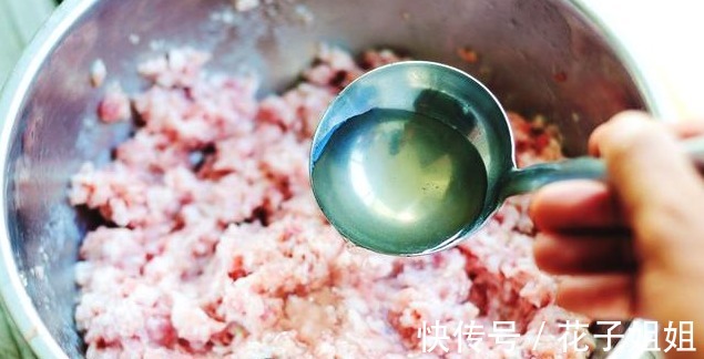 肉馅|调饺子馅,记住不要用料酒!巧用两招,去腥增香,还鲜嫩多汁!