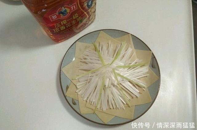 正宗的京酱肉丝在家做，卷一个塞嘴里，巨幸福