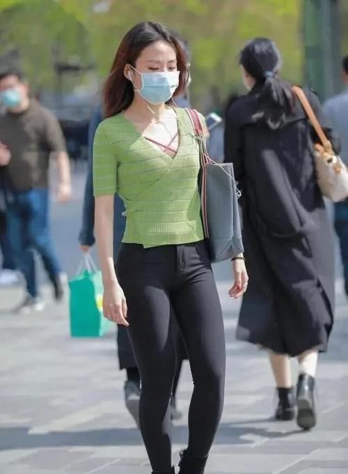 显瘦|腿粗女孩别犯傻,“无痕牛仔裤”遮肉又显瘦,邻家小妹都上头了