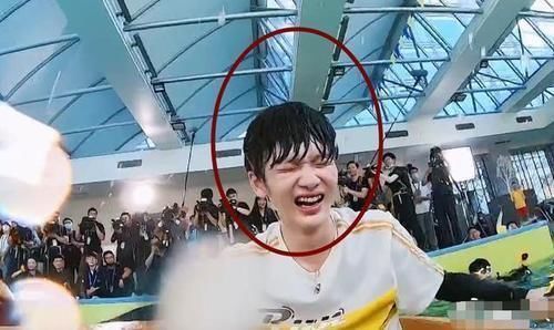 一瞬|上《跑男》不让染发，注意周震南咋掩盖金发的掉水里一瞬笑翻了