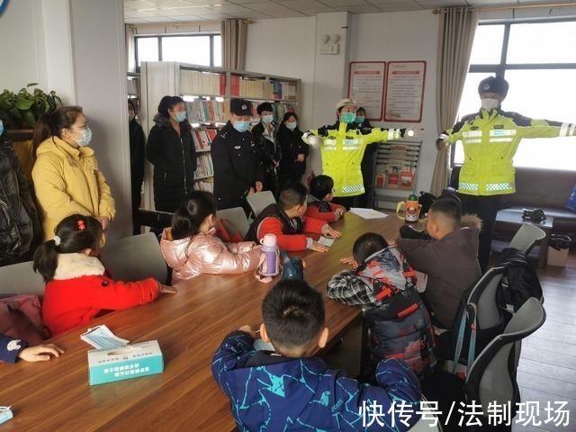 孩子们|交通知识走进“雏鹰课堂”交通安全从娃娃抓起