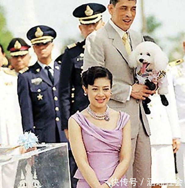 写真!泰国最美王妃被废前夕设计师跪地给她整理衣服,纵容娘家人圈钱