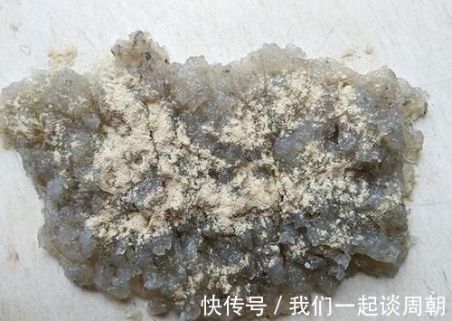 西红柿和它搭在一起，锅里蒸15分钟，入口浓浓的鲜味，弹嫩好吃