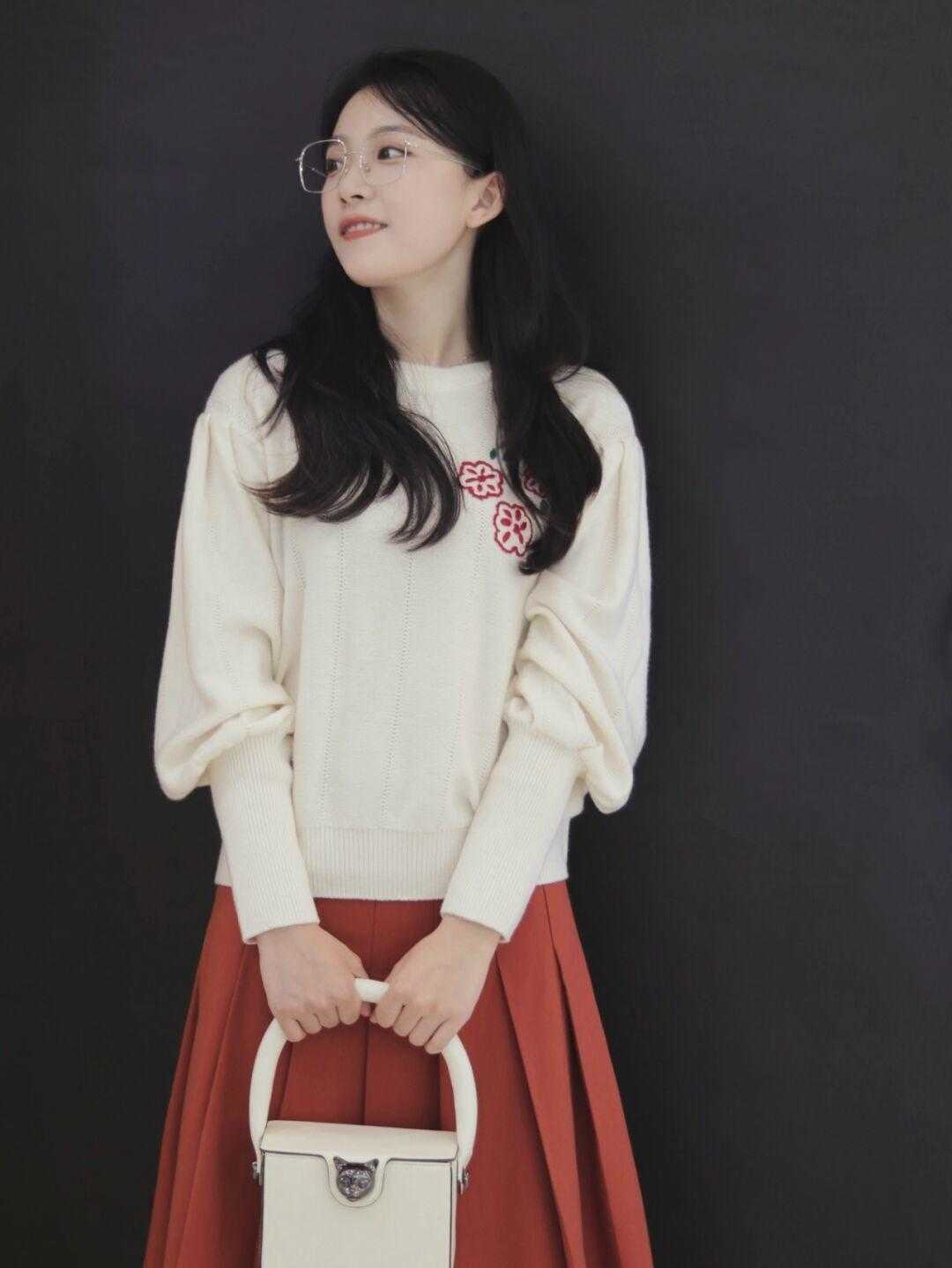纯色 秋天,“毛衣”这样穿保暖又洋气,时髦百搭,普通女生也能借鉴