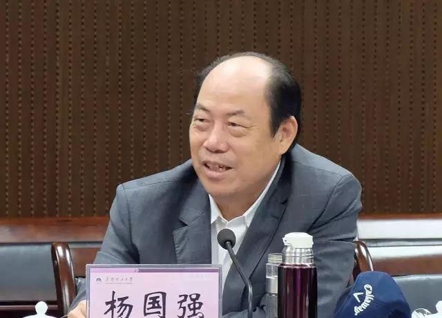 富力物业|先拿100亿投资万达，再拿100亿收购富力物业，手上还有1800亿现金
