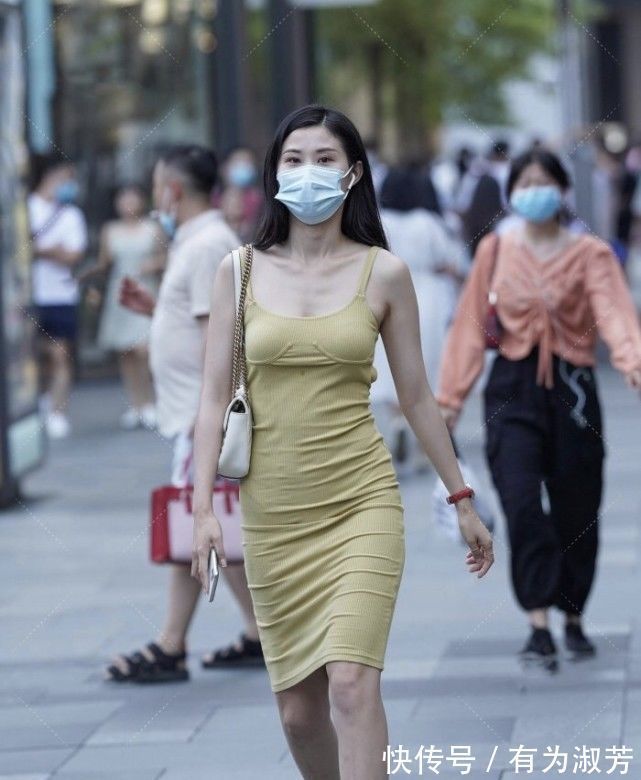 背面|黄灰色裹身裙走怀旧风格，白色包包美得出众，背面设计简约大方