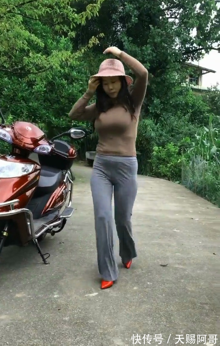 干活 在乡下干活的辣妈穿上紧身裤,能吃苦的女人最美