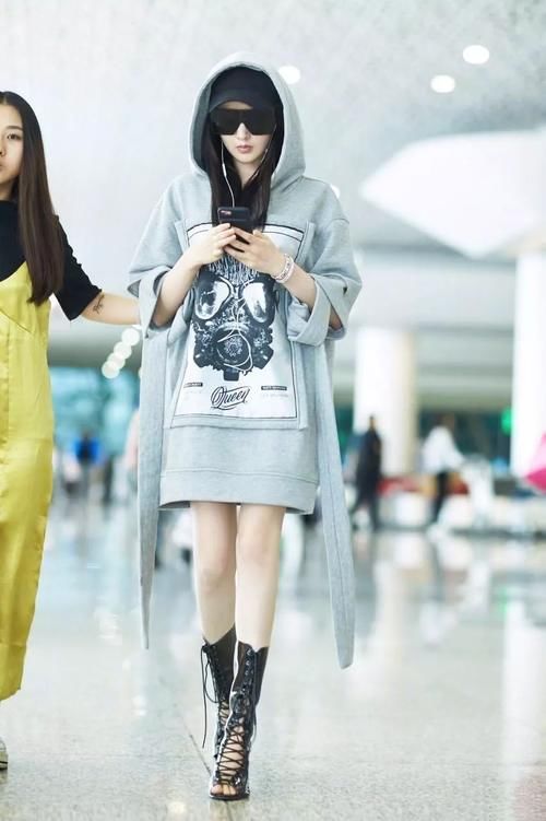 今年春天流行一种穿法：“男友风卫衣＋靴子”，时髦减龄显气质