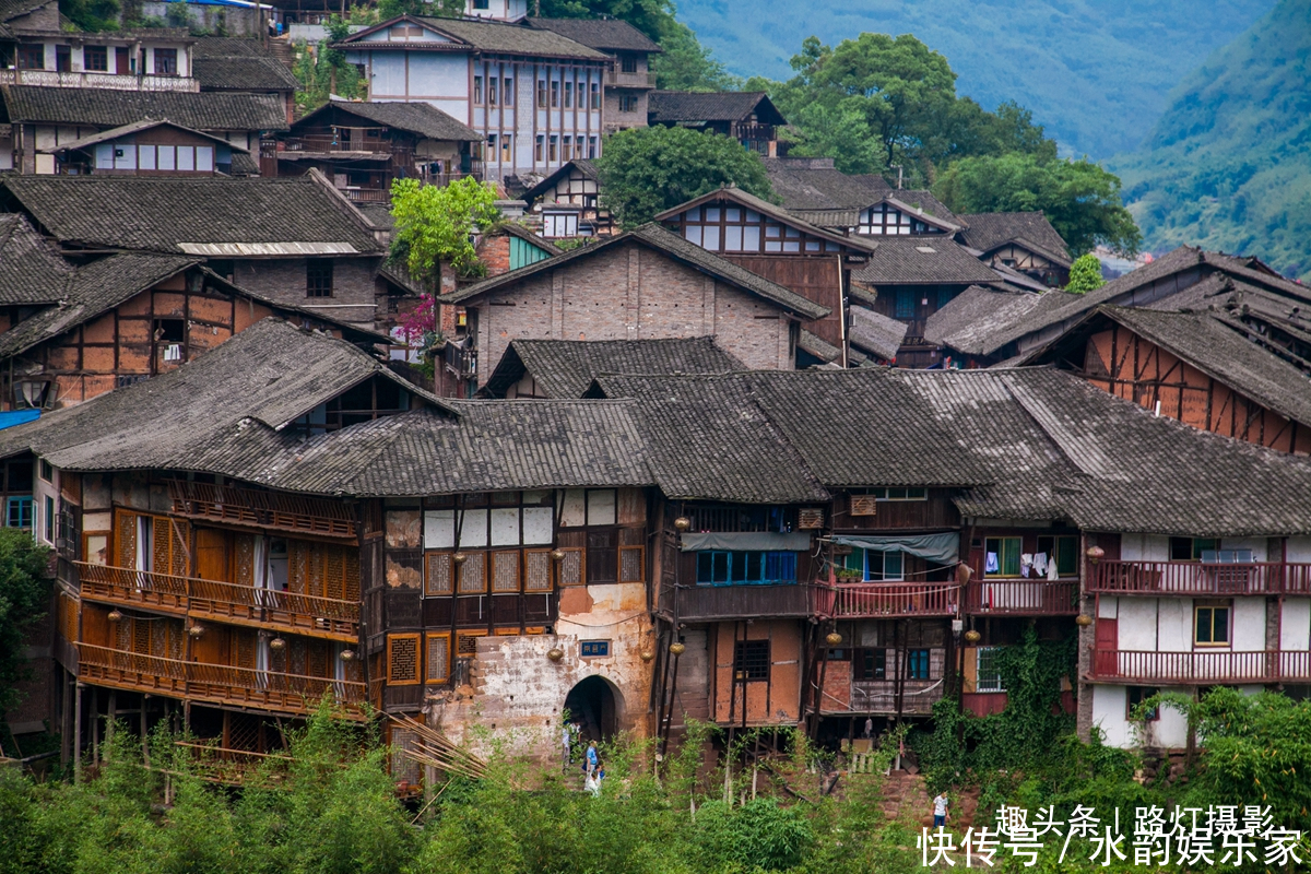 峭壁|神秘的丙安古镇，吊脚楼建在悬空峭壁之上，明清建筑的活化石