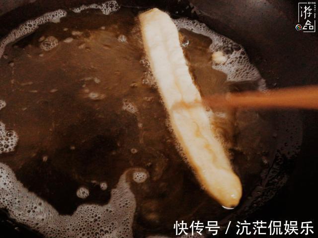 面粉|在家炸油条详细解析提前一天用温牛奶和面,下锅前必须使劲拉扯