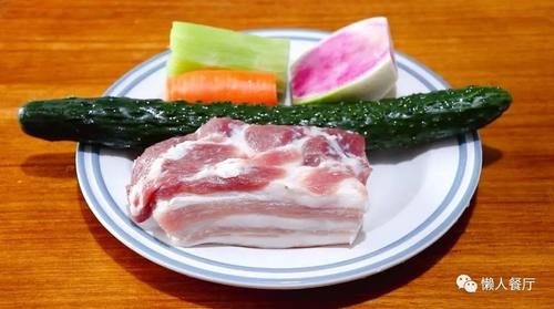 年夜饭的压轴菜，几样时蔬简单一切，用五花肉端上桌，看着就喜庆