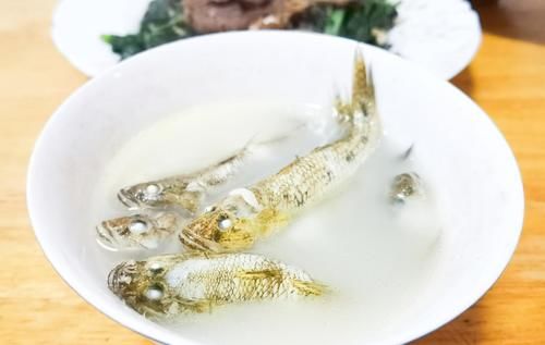 只需4个小技巧，教你做出鱼身完整，汤质雪白的营养鱼汤