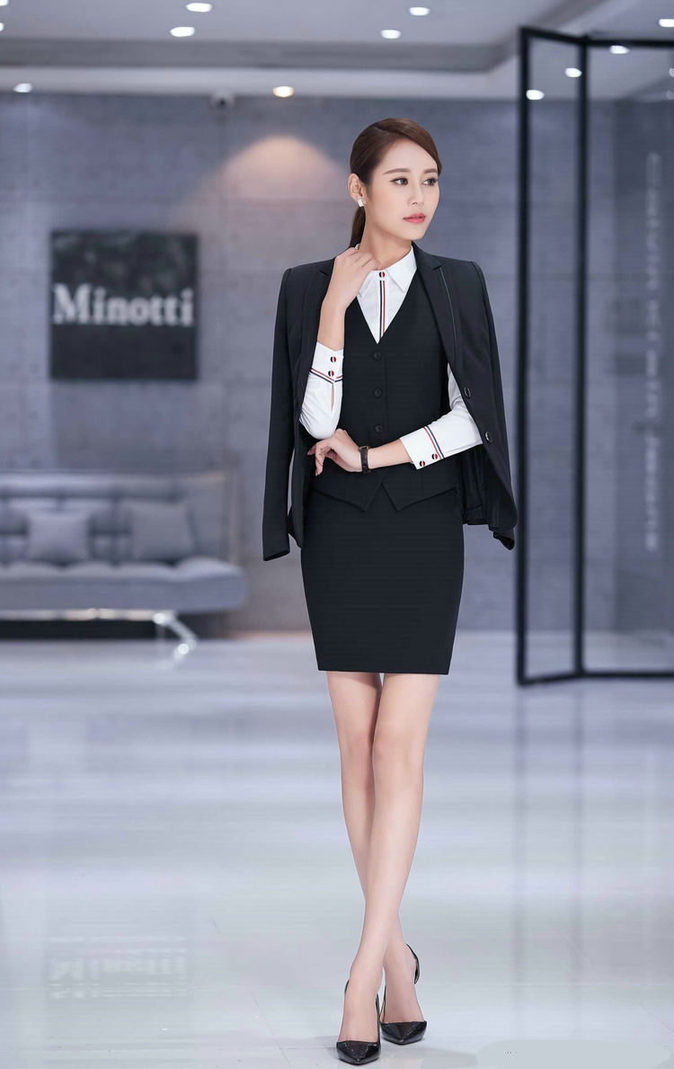 美女|美女街拍:衬衫搭配黑色的套装裙,给人的感觉更加的自然简约干练