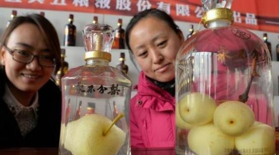 放到瓶中|五粮液“永不分梨”酒的梨,是怎么放进去的商家表示小菜一碟
