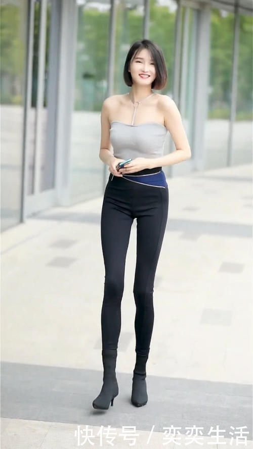 街拍|街拍白色挂脖背心搭配牛仔裤，穿出绝佳气质美女，大长腿真的抢镜